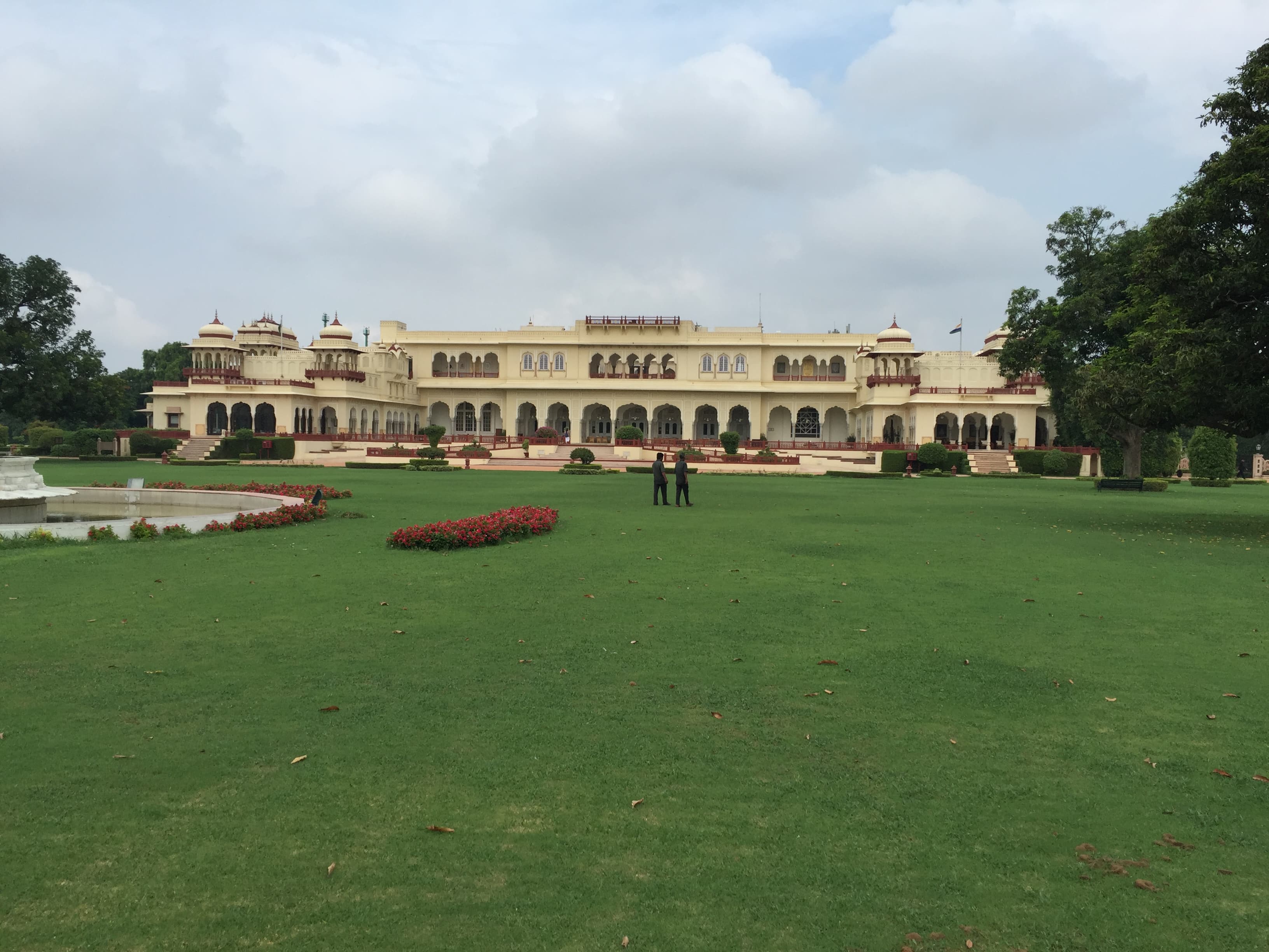 Sprawling Natural Carpet Lawns with
